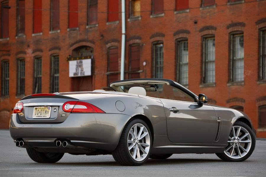  Jaguar XKR Convertible 2011 года  (фото 40 из 42)